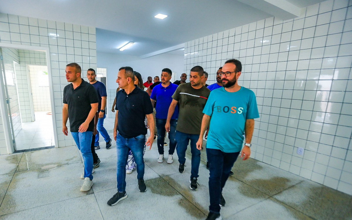 Prefeito Waguinho (ao centro) e secret&aacute;rio Denis Macedo (&agrave; direita) visitaram a escola