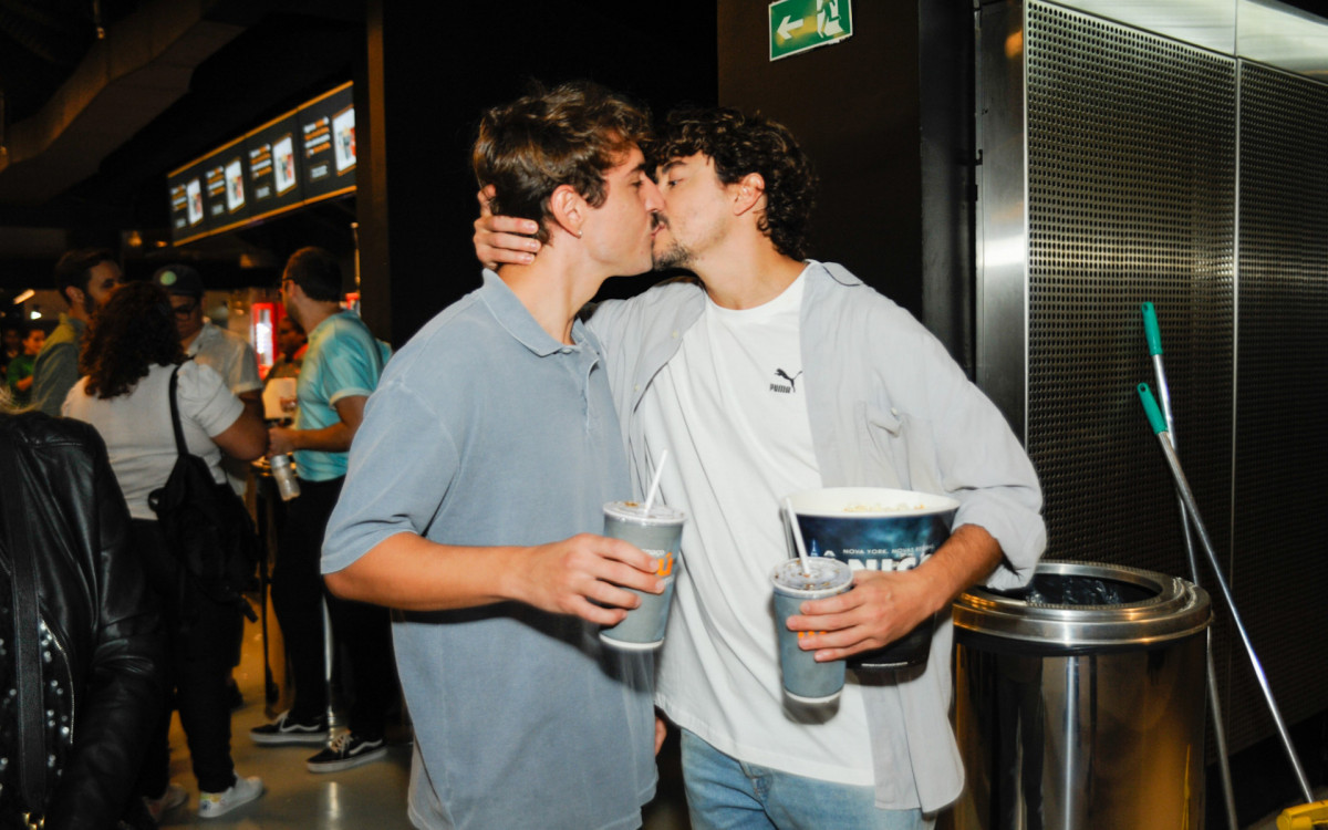 Cicero Ibeiro e Jesu&iacute;ta Barbosa se beijam em pr&eacute;-estreia de filme em S&atilde;o Paulo, na noite desta quarta-feira