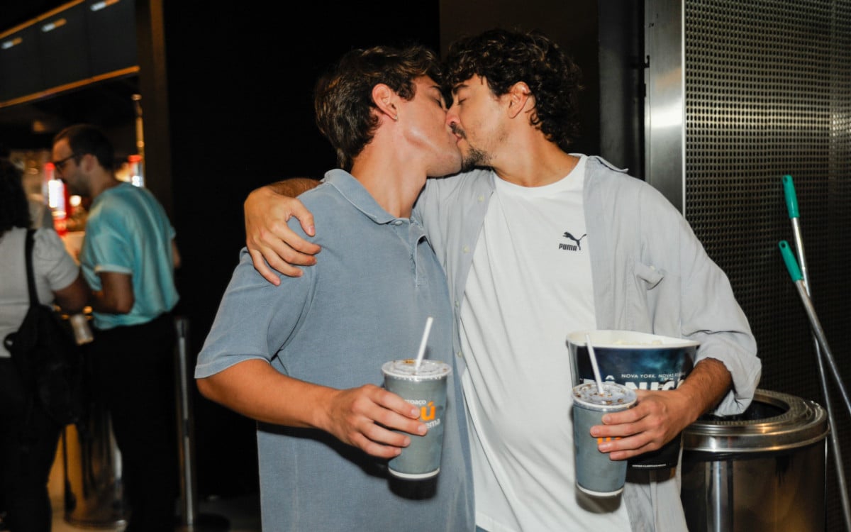 Cicero Ibeiro e Jesuíta Barbosa se beijam em pré-estreia de filme em São Paulo, na noite desta quarta-feira - AgNews
