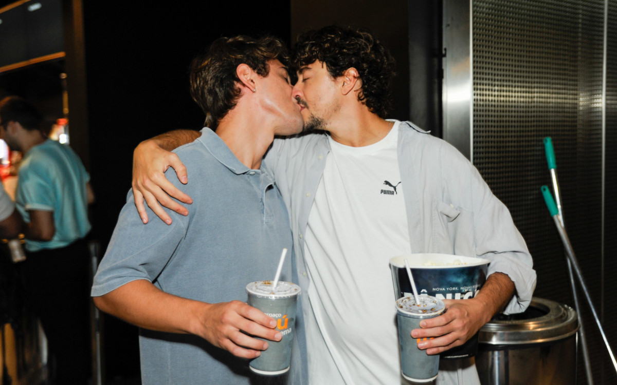 Cicero Ibeiro e Jesu&iacute;ta Barbosa se beijam em pr&eacute;-estreia de filme em S&atilde;o Paulo, na noite desta quarta-feira