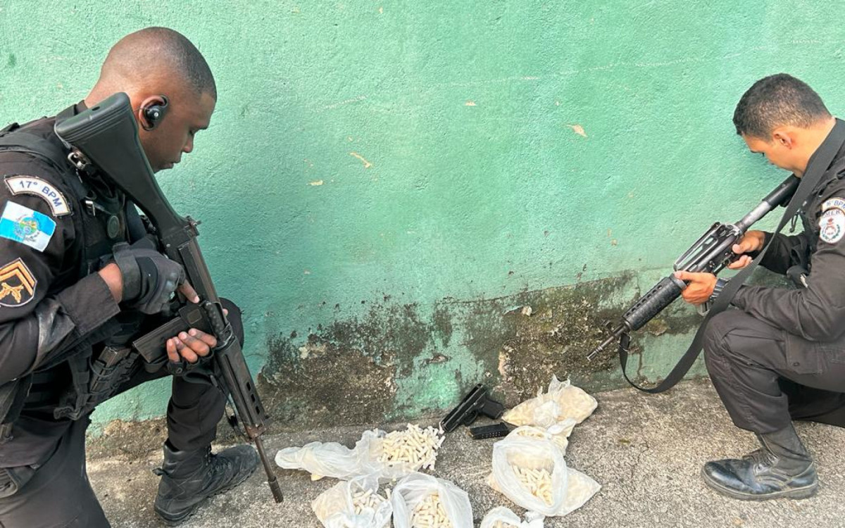 Uma pistola e várias trouxas de cocaína foram apreendidas na Favela Cinco Bocas, em Cordovil