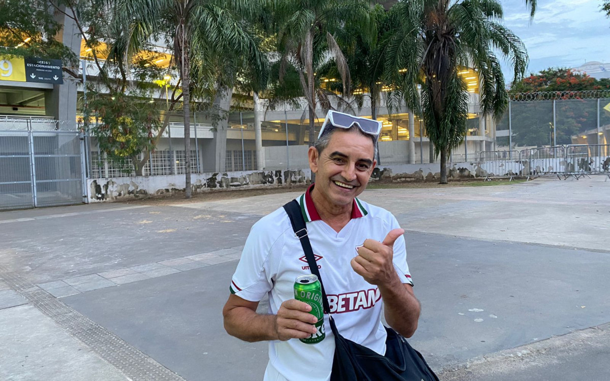O torcedor do Fluminense Celso Oliveira do lado de fora do Maracan&atilde; antes da apresenta&ccedil;&atilde;o de Marcelo