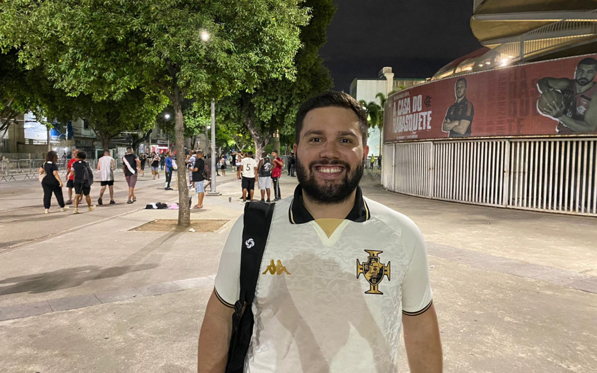 O torcedor do Vasco Rafael Lucas Marqueta do lado do de fora do Maracan&atilde; antes do Cl&aacute;ssico dos Milh&otilde;es