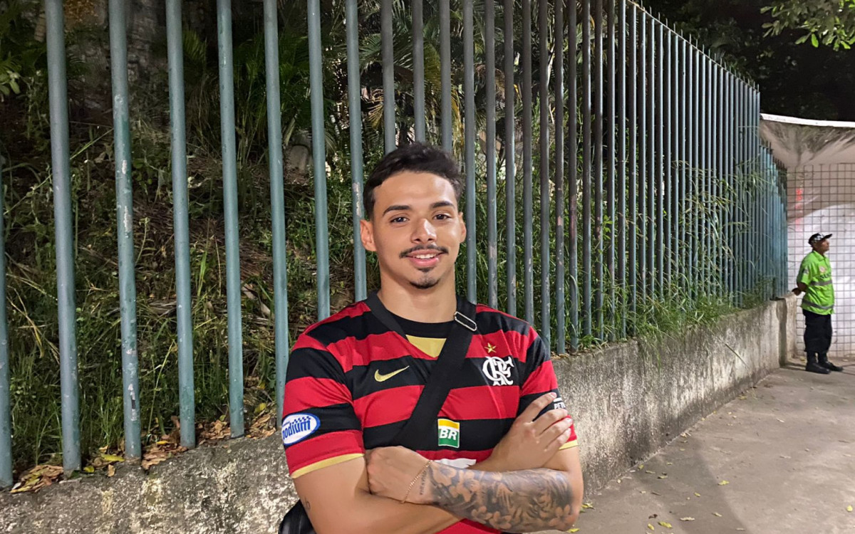 O torcedor do Flamengo Pedro Mariano do lado do de fora do Maracan&atilde; antes do Cl&aacute;ssico dos Milh&otilde;es