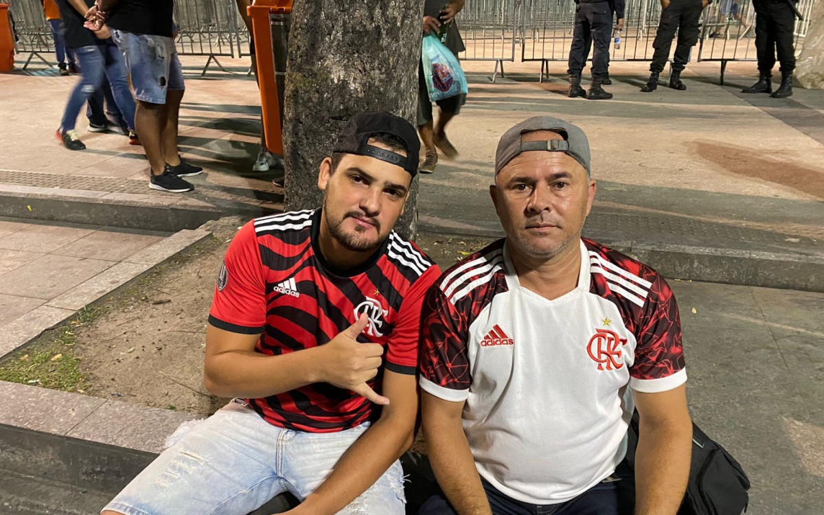 O torcedor do Flamengo Wilson Candido, &agrave; direita, do lado de fora do Maracan&atilde; antes do Cl&aacute;ssico dos Milh&otilde;es