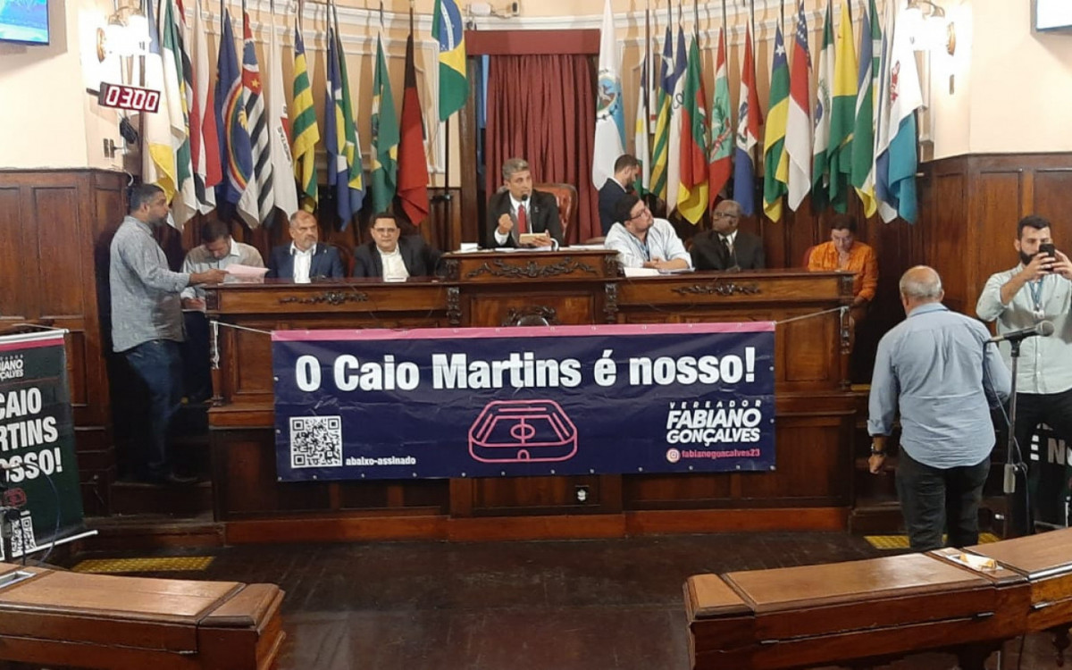 A população pediu o reinício imediato das atividades no Caio Martins durante a audiência pública.