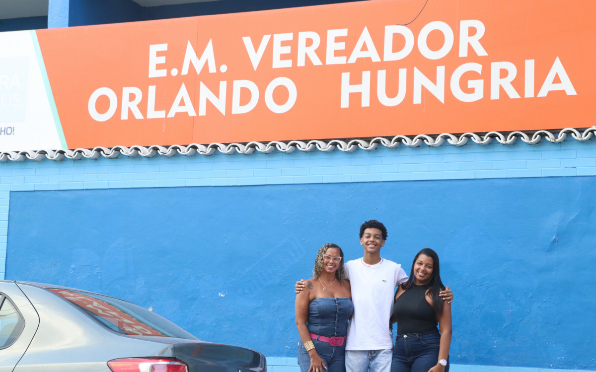 Miguel Martins Pacheco junto com a m&atilde;e Melina Martins dos Santos (camisa preta) e e a diretora da escola, &Eacute;rica Miranda 