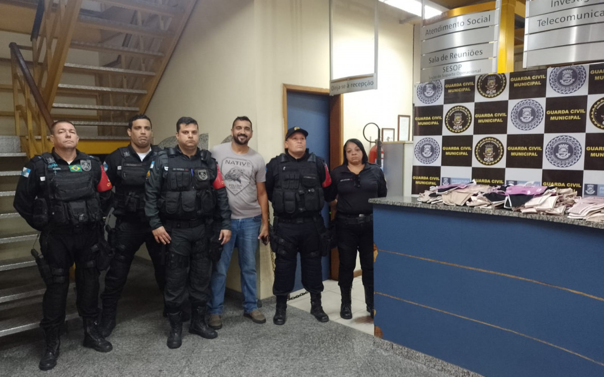Os agentes do Proeis/Nil&oacute;polis, Guarda Civil Municipal e o secret&aacute;rio de Seguran&ccedil;a P&uacute;blica, Esmar Fran&ccedil;a (camisa cinza), na 57&ordf; DP, com as roupas &iacute;ntimas furtadas