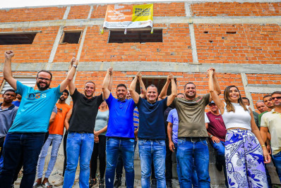 Prefeito Waguinho acompanha obras de creche e escola no Parque Suécia em Belford Roxo