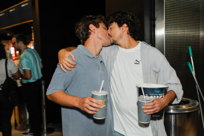 Jesuíta Barbosa e namorado se beijam em pré-estreia de filme