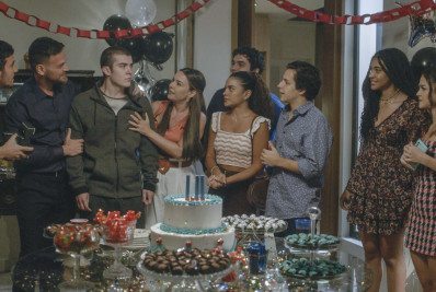 Vai na fé: Theo tenta se aproximar de Jenifer em festa surpresa para Rafa