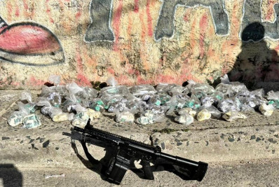 Armas e drogas são apreendidas em operações da PM no Rio
