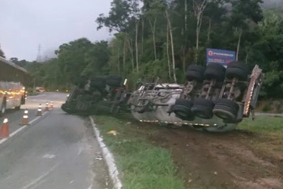 Carreta tomba em Bom Jardim e deixa motorista ferido