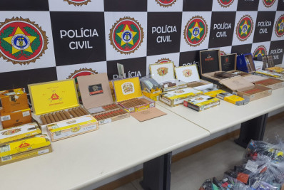 Polícia Civil apreende charutos falsificados e cigarros eletrônicos em tabacaria na Zona Oeste