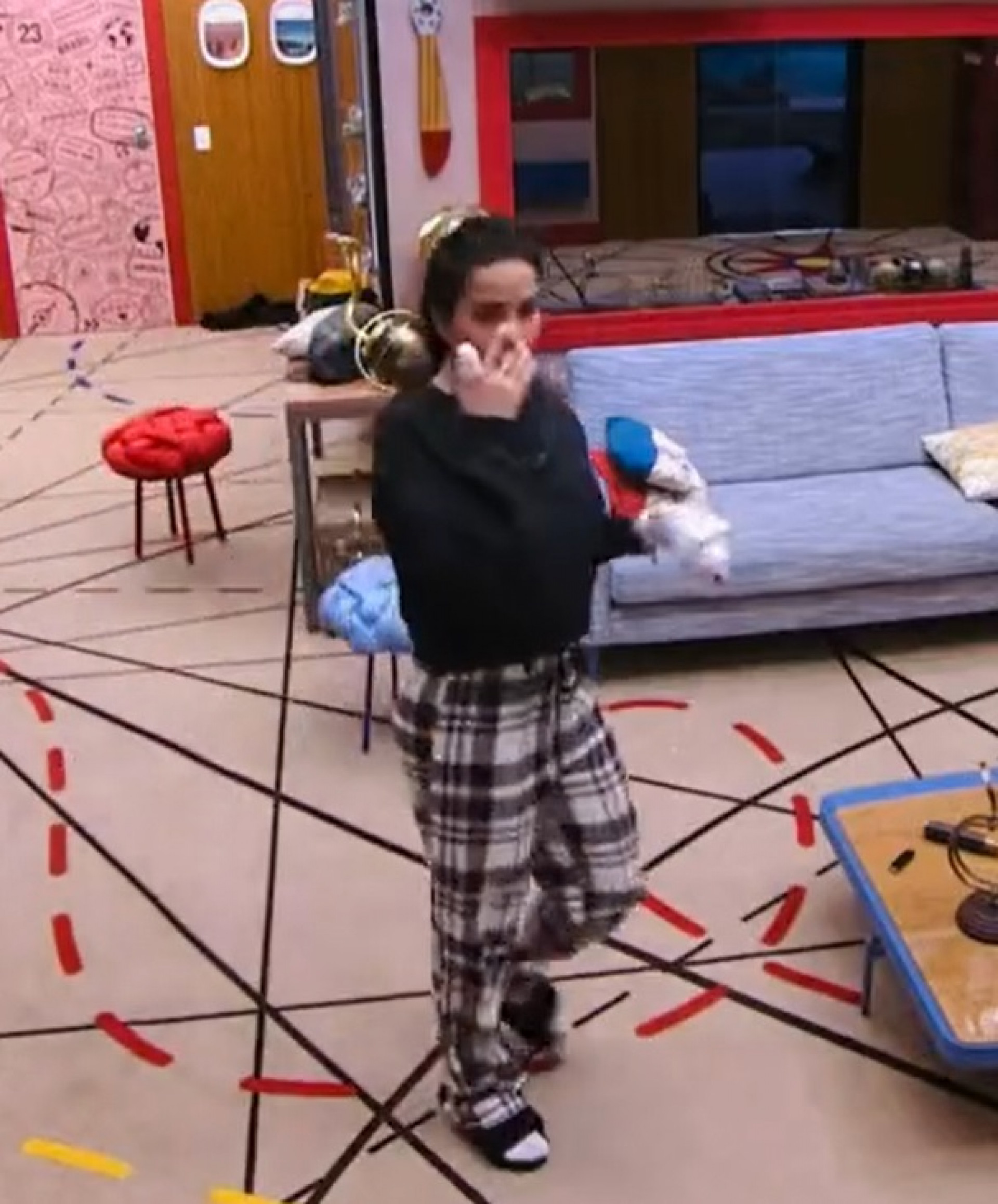 Dania se machuca em festa do líder - Reprodução / Globoplay