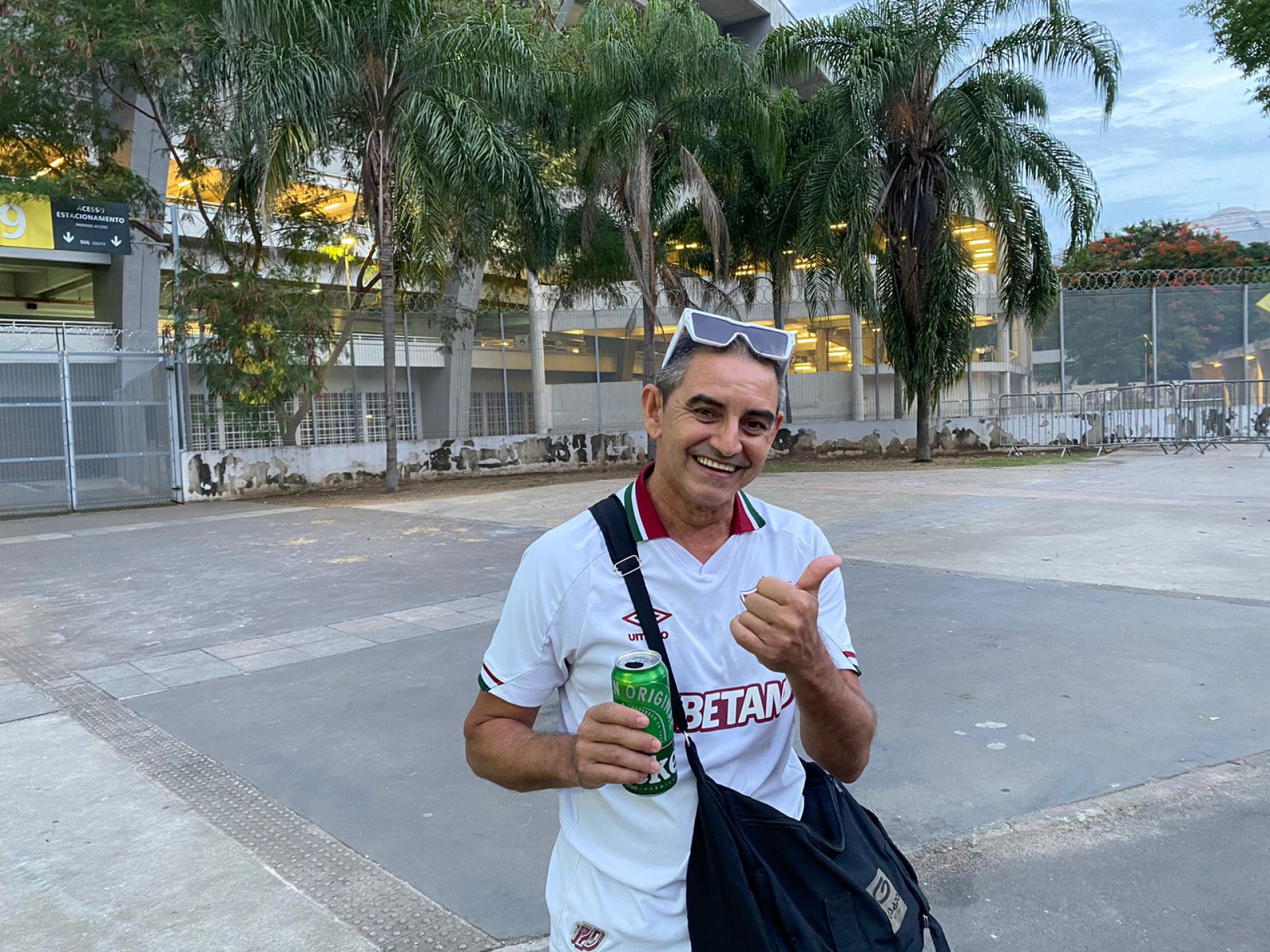 O torcedor do Fluminense Celso Oliveira do lado de fora do Maracan&atilde; antes da apresenta&ccedil;&atilde;o de Marcelo - Foto: Jo&atilde;o Alexandre Borges/O Dia