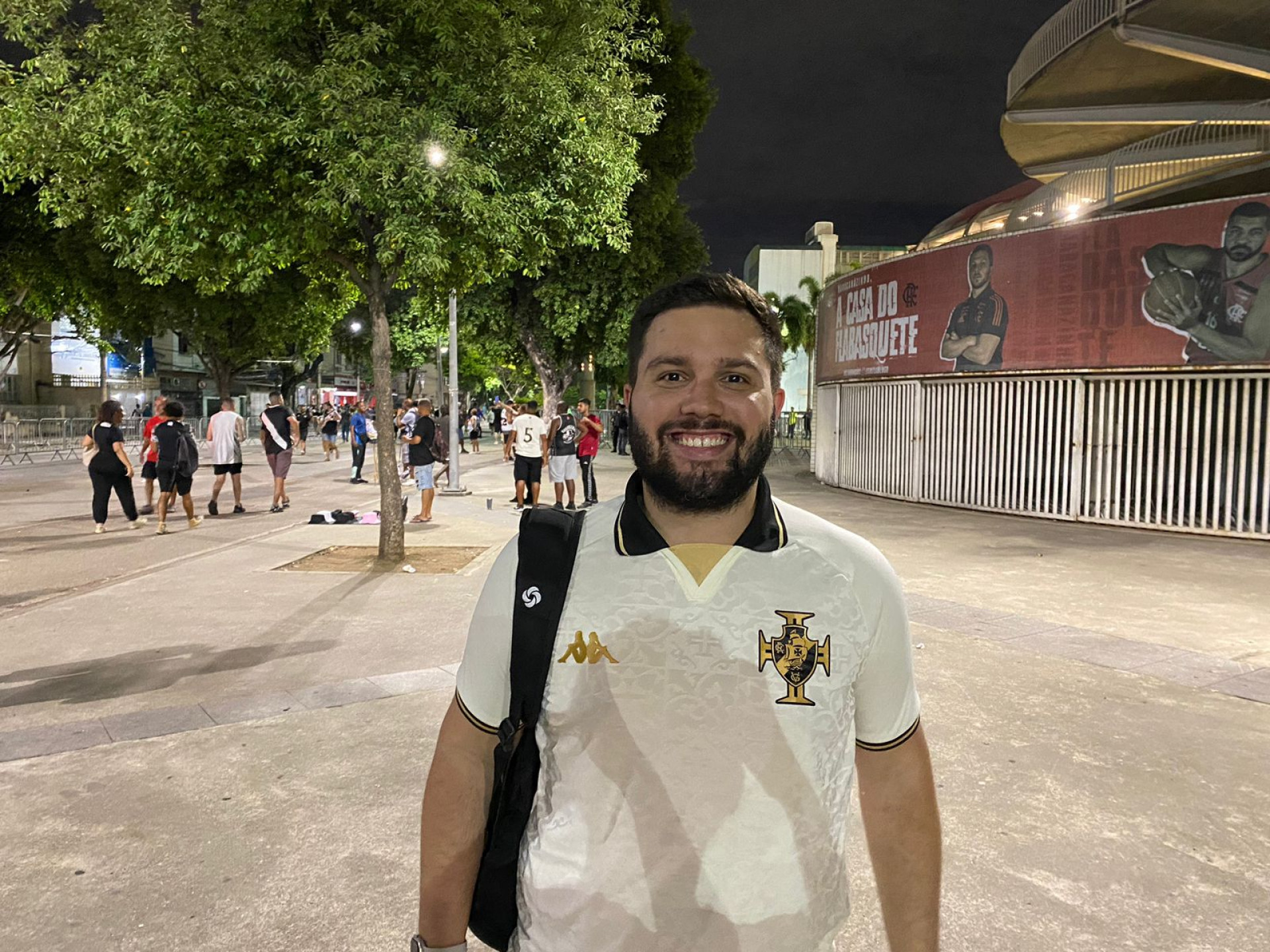 O torcedor do Vasco Rafael Lucas Marqueta do lado do de fora do Maracan&atilde; antes do Cl&aacute;ssico dos Milh&otilde;es - Foto: Jo&atilde;o Alexandre Borges/O Dia