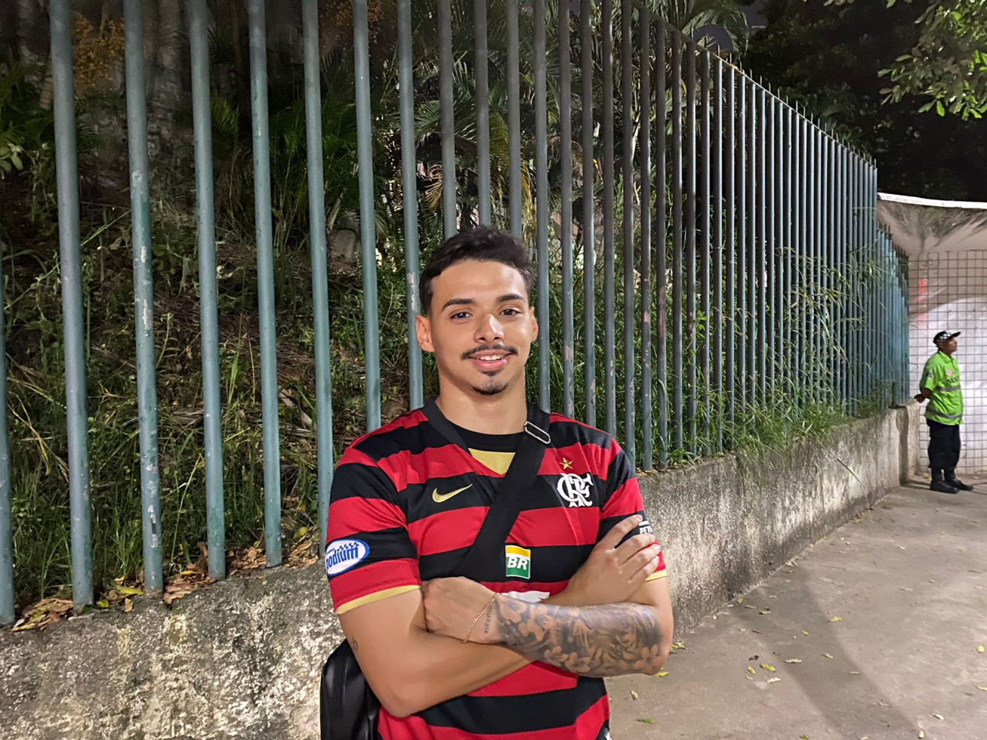 O torcedor do Flamengo Pedro Mariano do lado do de fora do Maracan&atilde; antes do Cl&aacute;ssico dos Milh&otilde;es - Foto: Jo&atilde;o Alexandre Borges/O Dia
