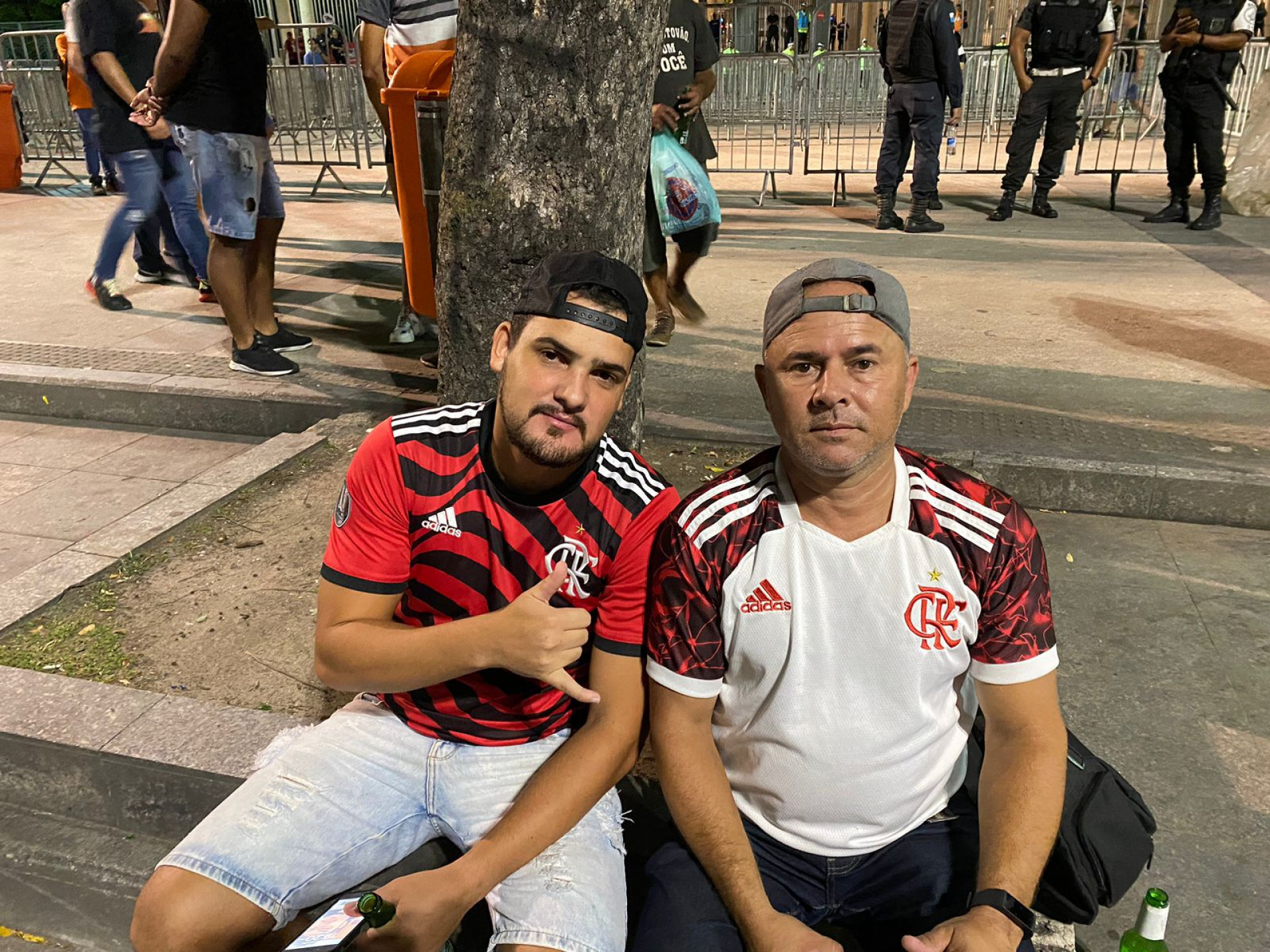 O torcedor do Flamengo Wilson Candido, &agrave; direita, do lado de fora do Maracan&atilde; antes do Cl&aacute;ssico dos Milh&otilde;es - Foto: Jo&atilde;o Alexandre Borges/O Dia