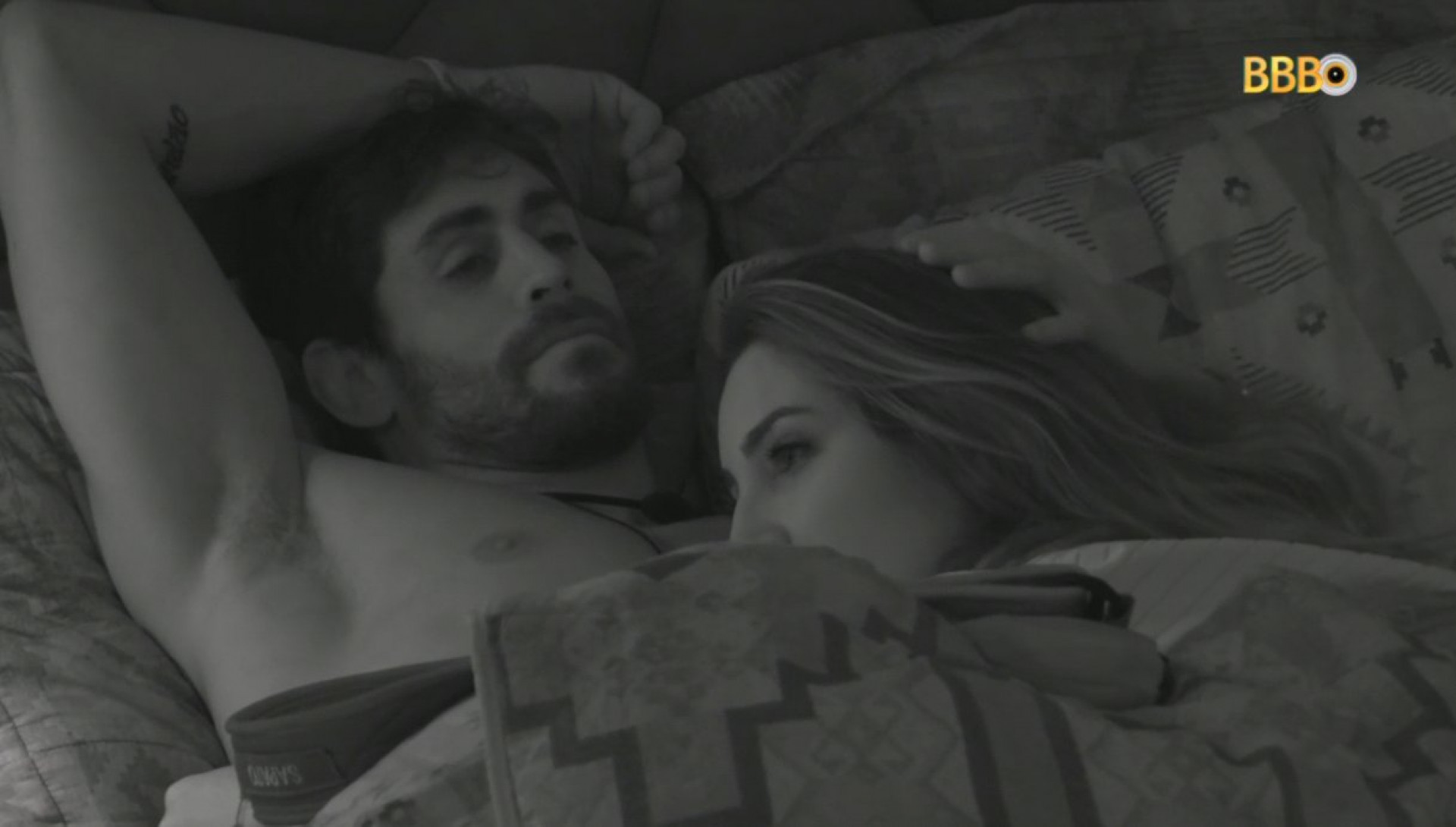 Depois de beijar Dania, Cara de Sapato dorme com Amanda - Reprodução