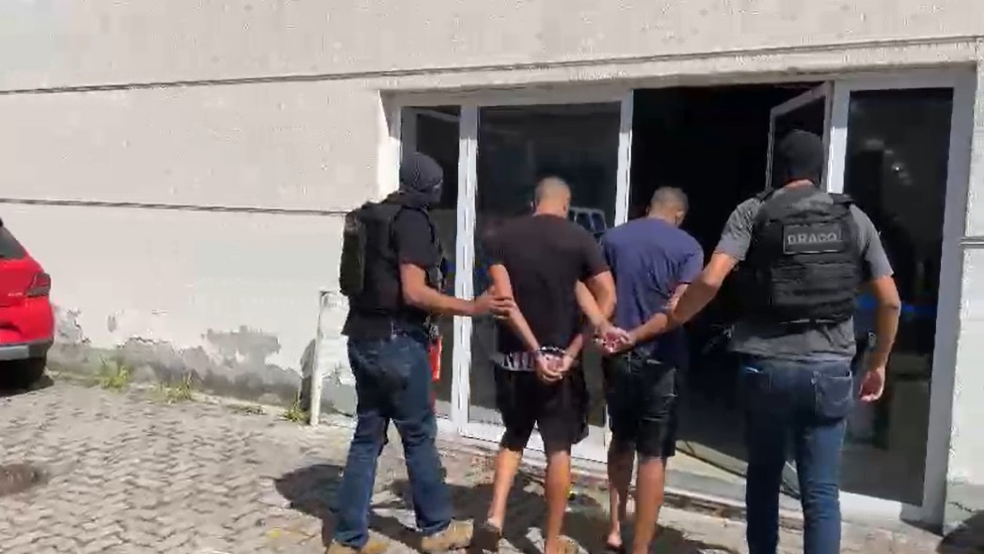  Os suspeitos extorquiam os comerciantes a pagarem o que eles chamam de 'taxa de segurança' - Divulgação