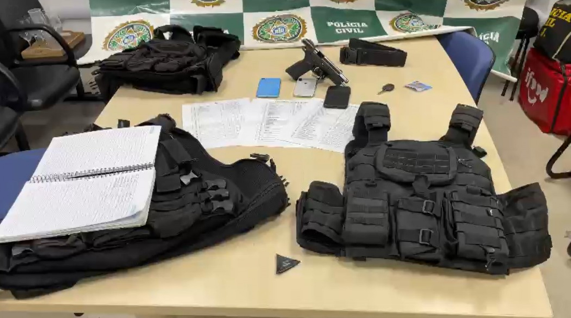  Os suspeitos extorquiam os comerciantes a pagarem o que eles chamam de 'taxa de segurança' - Divulgação