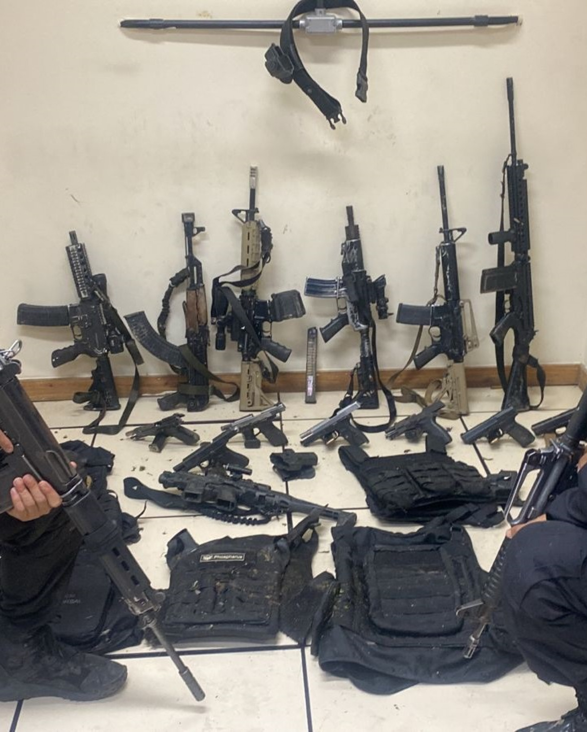 Ações apreenderam oito fuzis, dez simulacros de fuzis, 13 pistolas e mais de 110kg de drogas - Divulgação/Polícia Militar