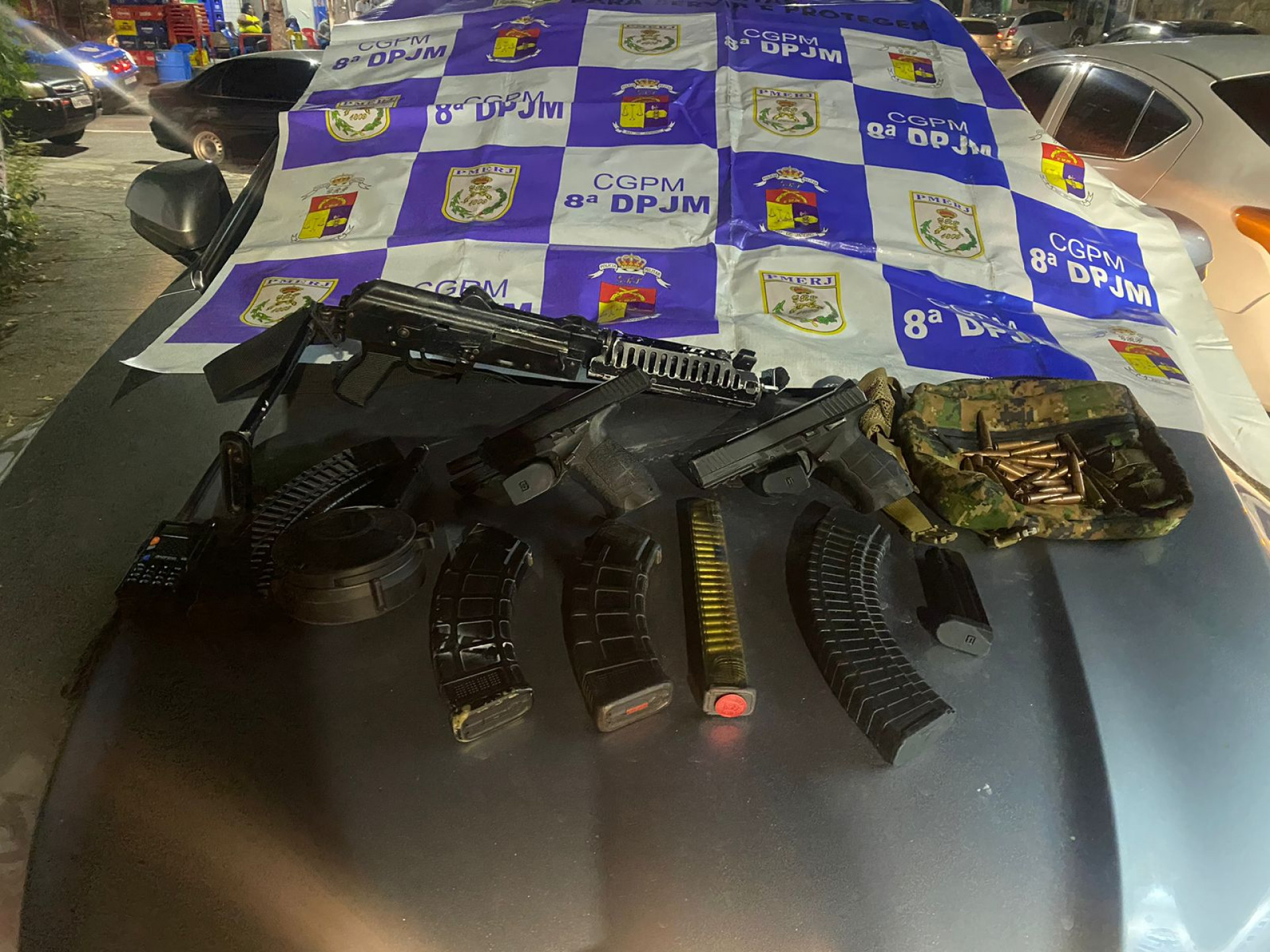 Fuzil, duas pistolas, carregadores e munições foram apreendidos com traficantes fugidos da Gardênia Azul - Divulgação/Polícia Militar