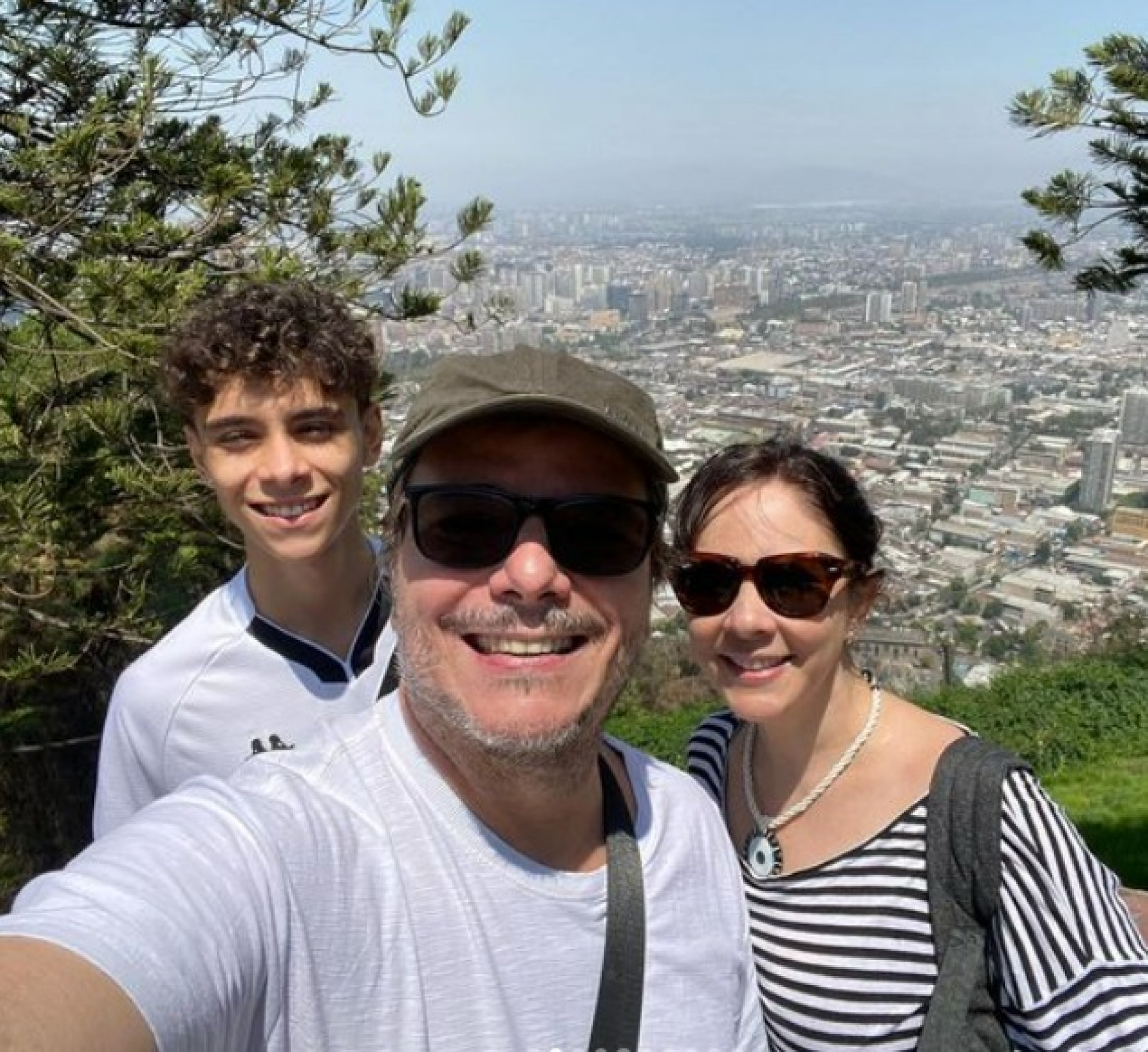 Thelmo Fernandes, a mulher e o filho - Reprodução do Instagram