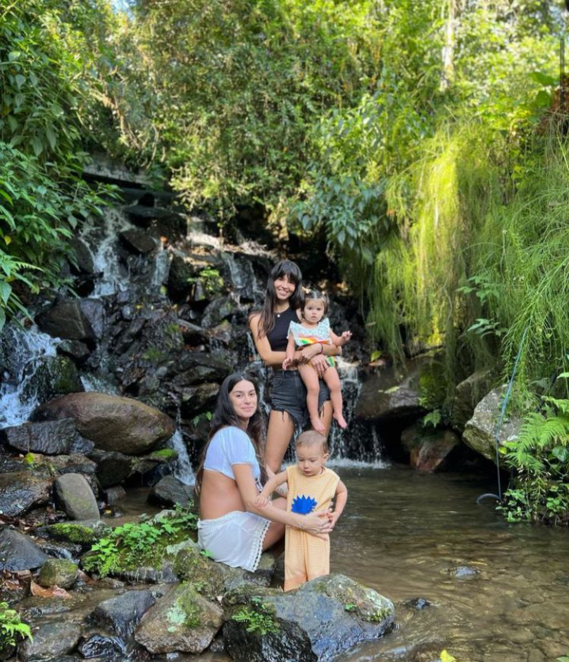 Thaila Ayala curte cachoeira ao lado de família e amigos - Reprodução / Instagram