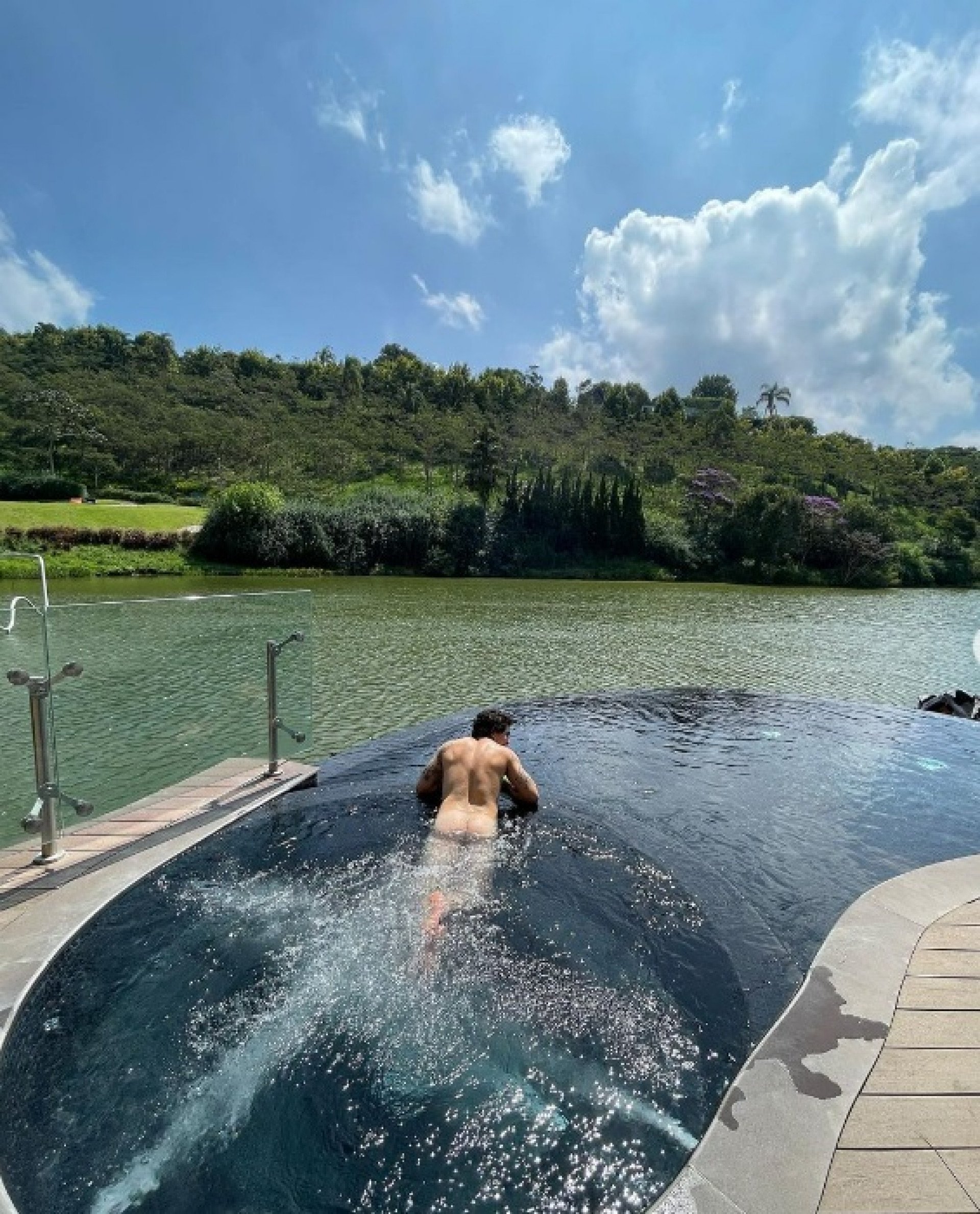 Whindersson Nunes curte momento 'relax' na piscina - Reprodução do Instagram