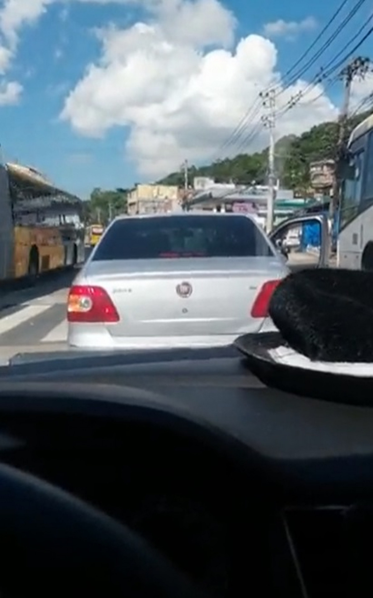 Motoristas ficaram em meio ao fogo cruzado na Rua Cândido Benício