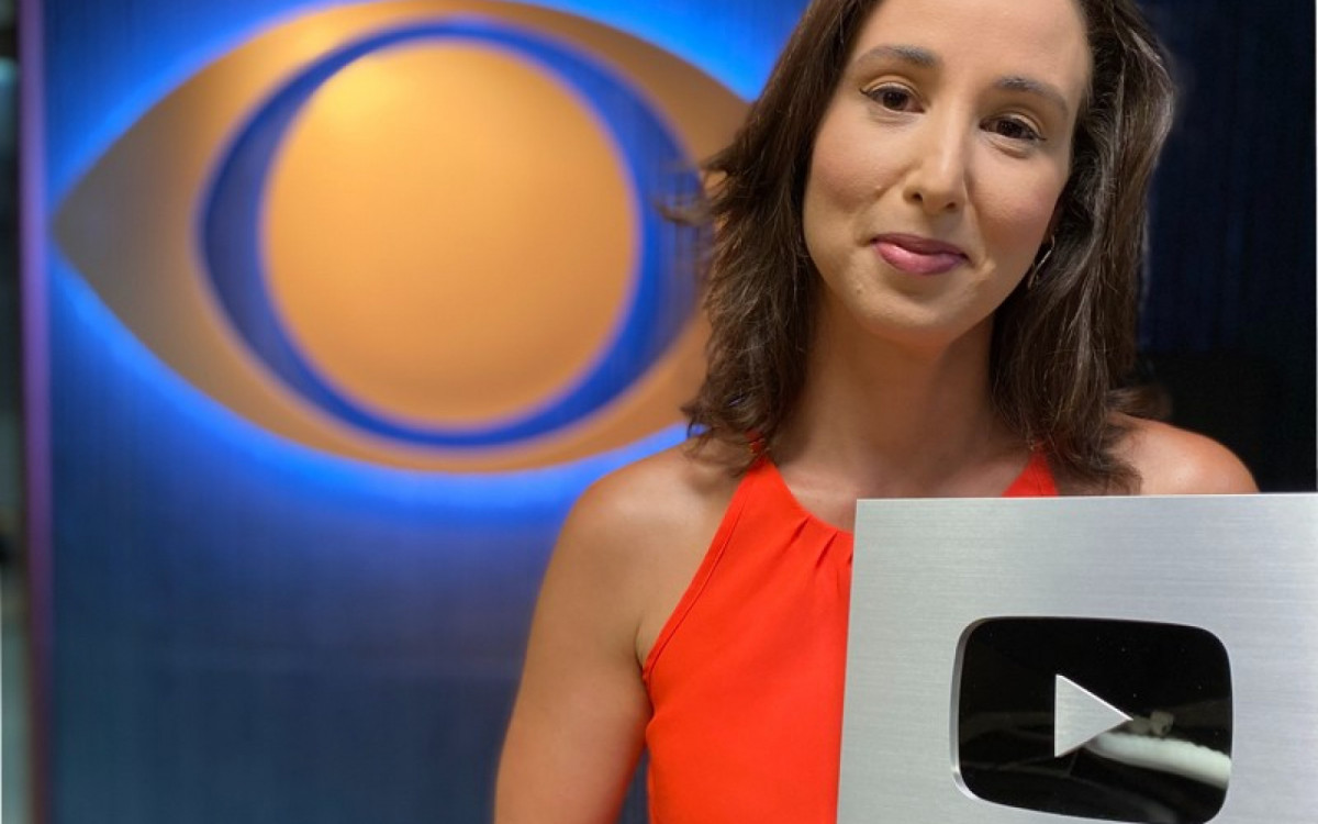 Natashi Franco comanda o programa como editora-chefe