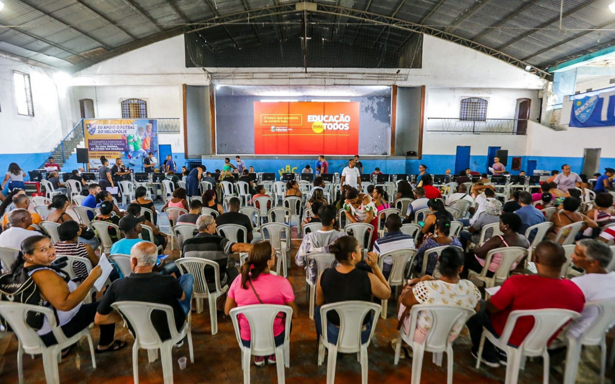 Aproximadamente dois mil profissionais assinaram contratos no Heliópolis