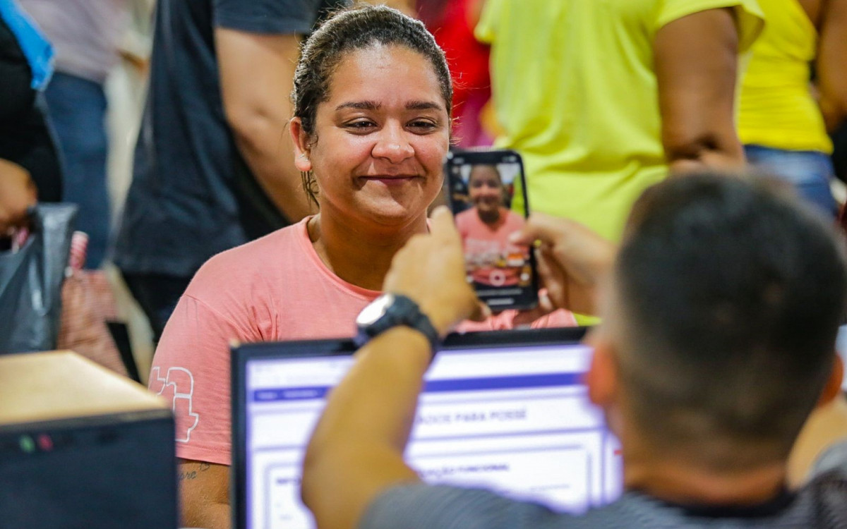 Os aprovados assinaram contratos e entregaram a documentação exigida