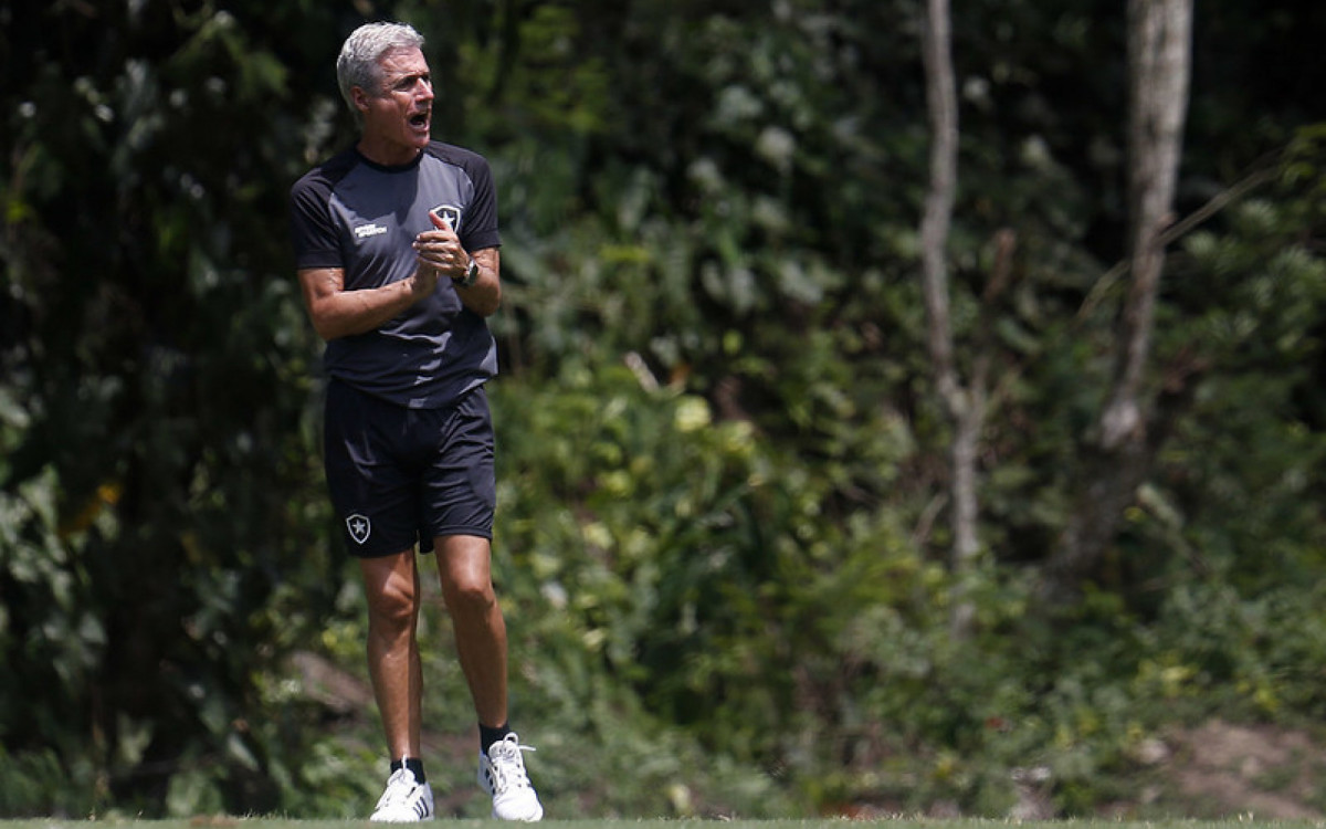 Lu&iacute;s Castro comandando treino do Botafogo