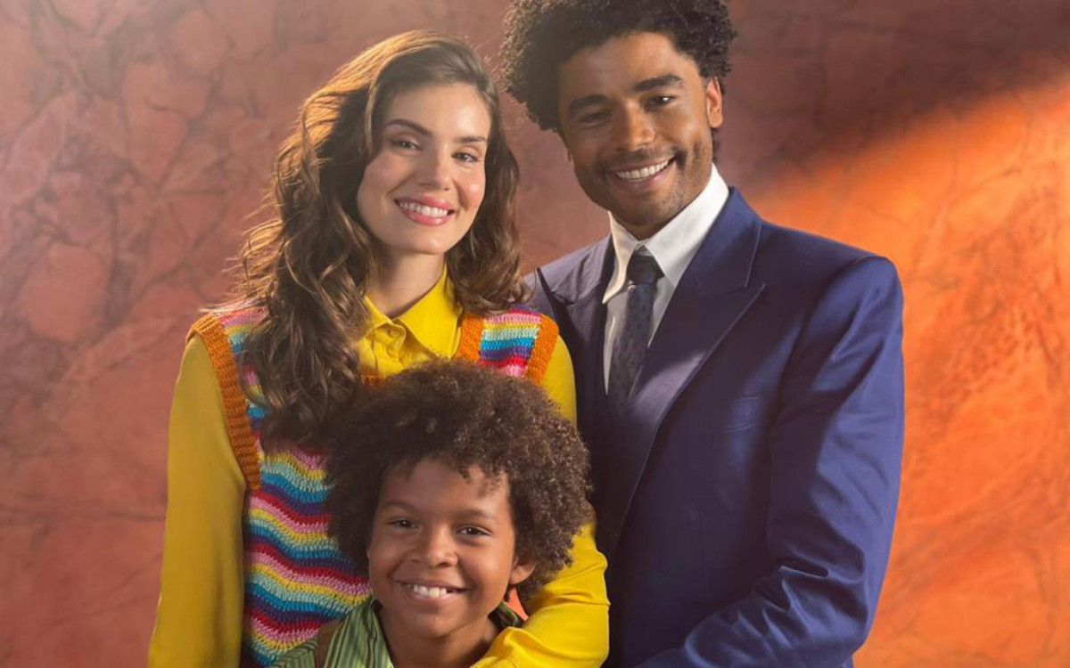 Camila Queiroz, Diogo Almeida e Levi Asaf nos bastidores de 'Amor Perfeito'. - Divulgação/Globo