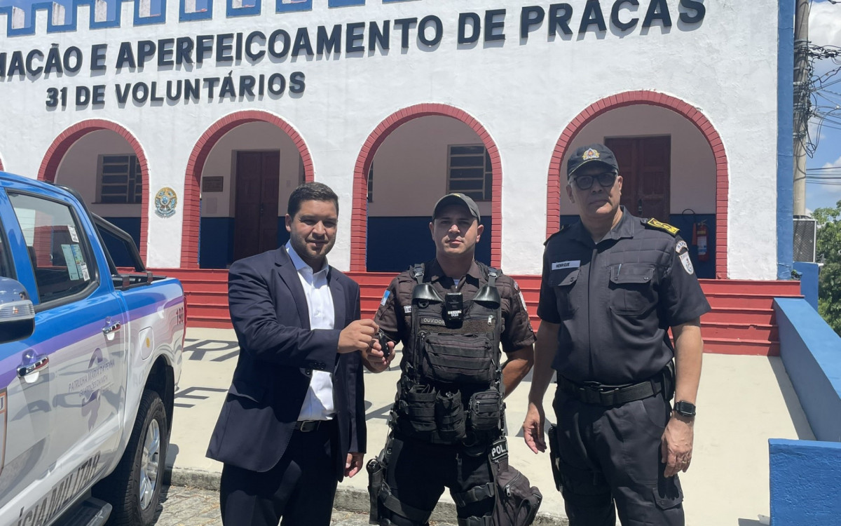 A entrega das viaturas semi blindadas foi realizada pelo vice-governador Thiago Pampolha (E) e pelo secret&aacute;rio de Estado da Pol&iacute;cia Militar (D), coronel PM Luiz Henrique Marinho Pires