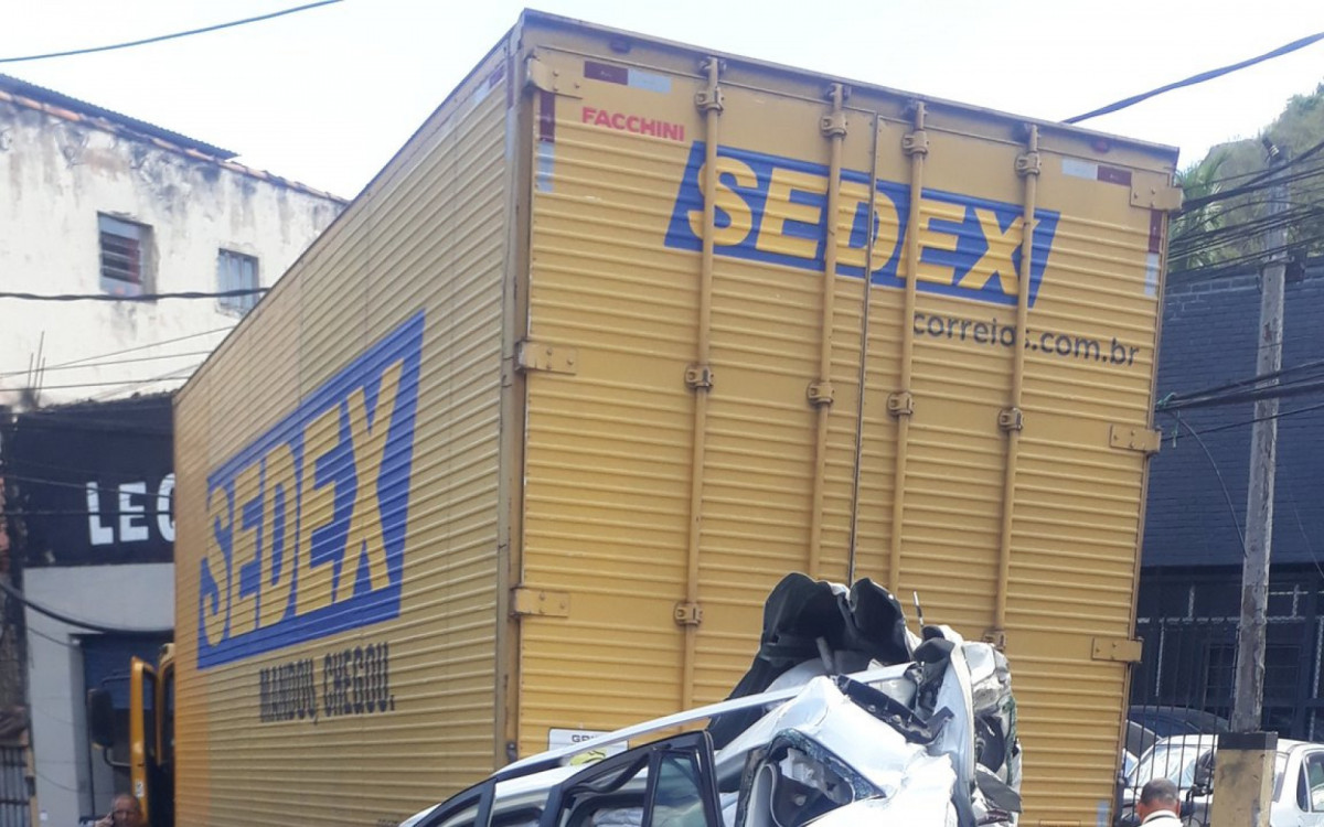 Carro ficou totalmente amassado ap&oacute;s bater em caminh&atilde;o desgovernado na Alameda S&atilde;o Boaventura