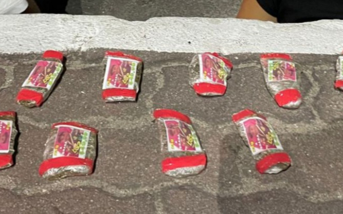 A dupla foi encaminhada para a delegacia, onde o homem permaneceu preso por tr&aacute;fico de drogas e o menor apreendido por crime an&aacute;logo.