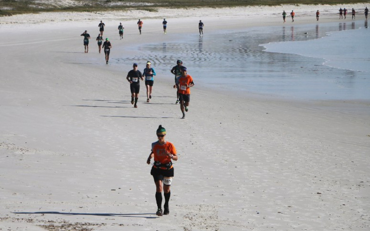Às 9h, atletas da cidade participam do 1º Arraial Fest Futevôlei promovido pela Subsecretaria de Esportes.
