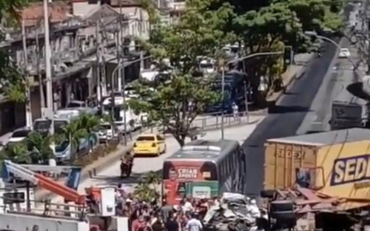 Caminh&atilde;o perdeu o controle ap&oacute;s falha nos freios, arrastou v&aacute;rios ve&iacute;culos e bateu em um poste