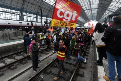 Em novo dia de protesto, franceses apresentam moção contra reforma previdenciária 