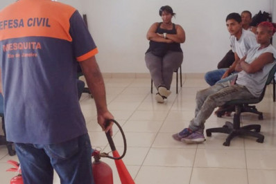 Funcionários da Coleta Seletiva de Rocha Sobrinho participam de palestra