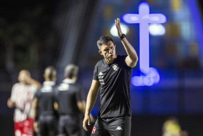 Após eliminação do Vasco, Barbieri defende Pedro Raul e afirma: 'Momento de nos fortalecermos'