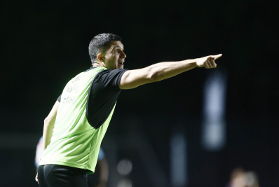 Após eliminação do Vasco, Barbieri defende Pedro Raul e afirma: 'Momento de nos fortalecermos'