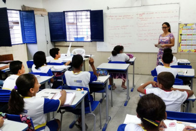 Escolas públicas instalam câmeras para controlar faltas de alunos