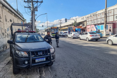 Troca de tiros entre traficantes e PMs assusta moradores do Jacarezinho