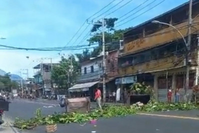Manifestantes protestam na Cidade de Deus após prisão durante operação