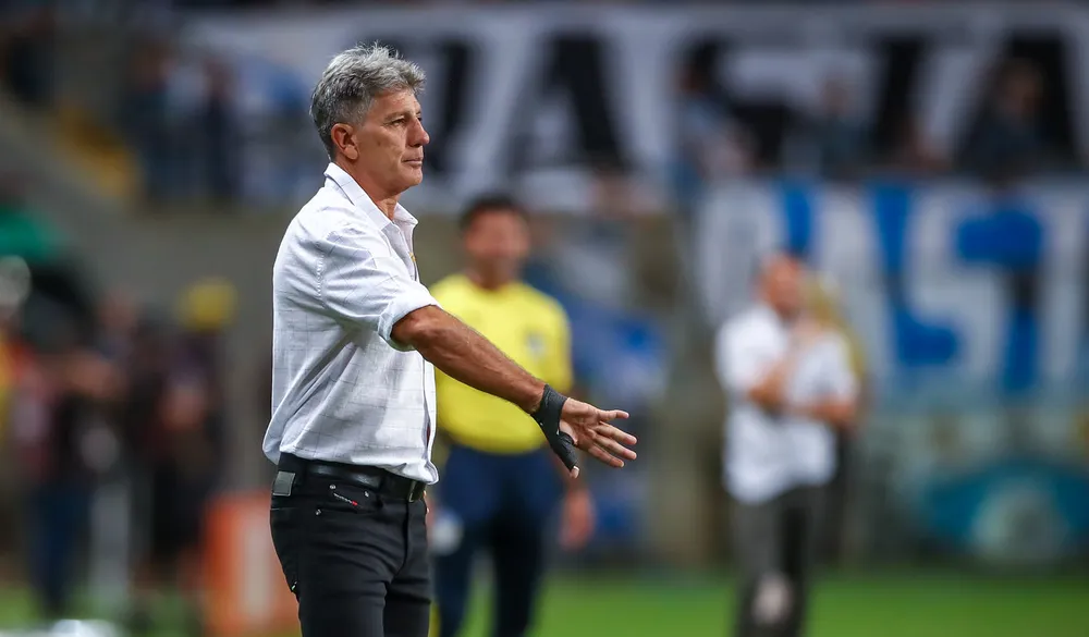 Suárez machuca mão de Renato Gaúcho, que brinca: 'Ainda bem que foi você'